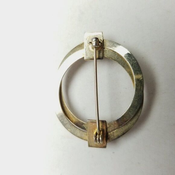 Vintage Gold Tone Circle Brooch, Minimal Modern Design, Unisex Twist, Estate - Picture 3 of 6